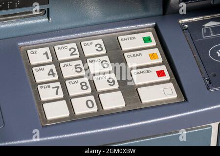 ATM-Tastatur mit Kunststofftasten zur Eingabe von PIN-Codes mit Zahlen und Buchstaben. Seitenansicht. Nahaufnahme. Stockfoto