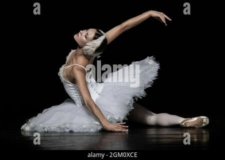 The Dying Swan, aufgeführt von Christine Shevchenko im Rahmen der Ukrainian Ballet Gala in Sadler’s Wells, London, Großbritannien Stockfoto