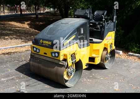 Leichte Knickwalze BOMAG BW 120 SL für Bodenverdichtung und Asphaltpatching - San Jose, Kalifornien, USA - 2021 Stockfoto