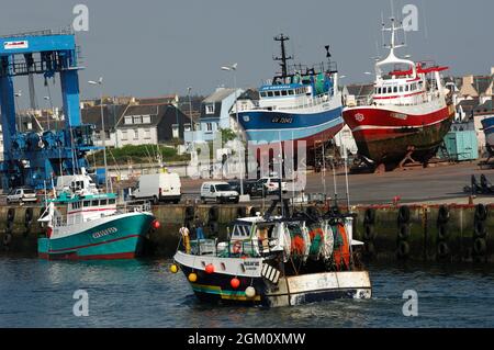 FRANKREICH. FINISTERE (29) LE GUILVINEC. FISCHERHAFEN. ZURÜCK VOM ANGELN (BILD NICHT VERFÜGBAR FÜR KALENDER ODER POSTKARTE) Stockfoto