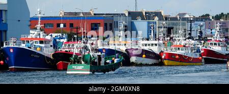 FRANKREICH. FINISTERE (29) LE GUILVINEC. FISCHERHAFEN. ZURÜCK VOM ANGELN (BILD NICHT VERFÜGBAR FÜR KALENDER ODER POSTKARTE) Stockfoto