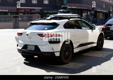 Waymo Jaguar i-PACE selbst fahrender Wagen, der Tests auf städtischen Straßen durchführt. Leseansicht - San Francisco, Kalifornien, USA - 2021 Stockfoto