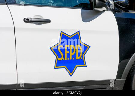 San Francisco Police Department SFPD-Fahrzeugtür-Aufkleber auf einem Streifenwagen. - San Francisco, Kalifornien, USA - 2021 Stockfoto