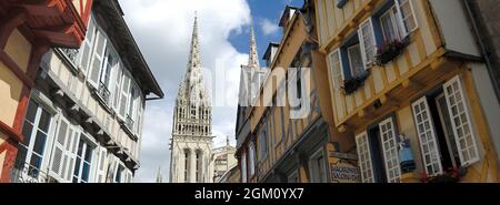 FRANKREICH.BRETAGNE. FINISTERE (29) QUIMPER.KEREON STREET.SAINT CORENTIN CATHEDRAL.(BILD NICHT FÜR KALENDER ODER POSTKARTE VERFÜGBAR) Stockfoto