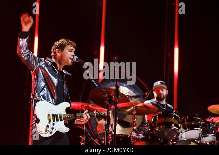 Brighton, Großbritannien. Royal Blood spielt am Mittwoch, den 15. September 2021, ein Heimkehr-Gig im Brighton Center, Brighton. Die Local Band (from Worthing) Royal Blood besteht aus Gitarrist und Sänger Mike Kerr mit Schlagzeuger Ben Thatcher. Bild nach Kredit: Julie Edwards/Alamy Live News Stockfoto