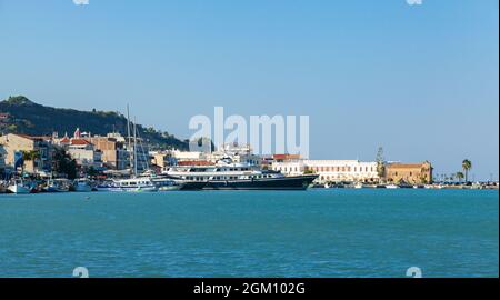 Zakynthos, Griechenland - 14. August 2016: Skyline des Hafens von Zante an einem sonnigen Tag. Zakynthos, griechische Insel im Ionischen Meer Stockfoto