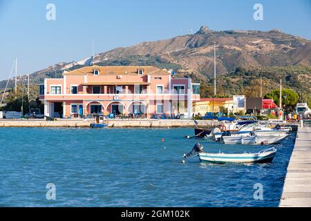 Zakynthos, Griechenland - 14. August 2016: Blick auf den Hafen von Zante mit festfahrendem Fischerboot Stockfoto