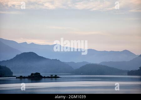 Blick auf den wunderschönen Sun Moon See in der Grafschaft Nantou in Taiwan. Stockfoto