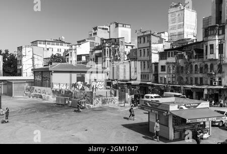 Istanbul, Türkei - 1. Juli 2016: Blick auf die Karakoy-Straße mit Wanderern, Geschäftsviertel im Stadtteil Beyoglu von Istanbul, schwarz-weiß-phot Stockfoto