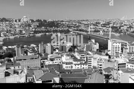 Istanbul, Türkei - 1. Juli 2016: Luftaufnahme von Istanbul mit der Golden Horn Metro Bridge, Schwarz-Weiß-Foto Stockfoto