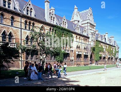 Menschen, die am Meadow Building am Christ Church College, Südflügel, Oxford, Großbritannien, vorbeigehen. Stockfoto