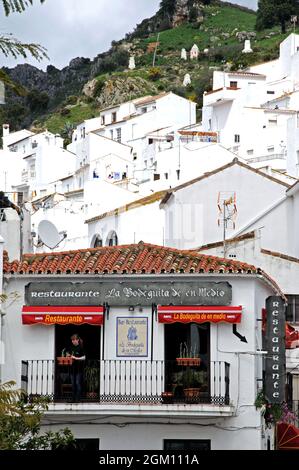 Vor der Restaurantbar mit weiß getünchten Häusern auf der Rückseite, Spanien. Stockfoto