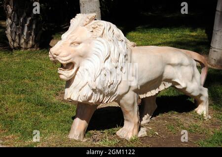 Steinlöwenstatue in den Gärten von Molina de Inca, Torremolinos, Spanien. Stockfoto