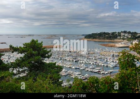 FRANCE.BRITTANY.COTES D'ARMOR(22) TREBEURDEN.DIE ROSAFARBENE GRANITKÜSTE.DAS SEGELN.(BILD NICHT VERFÜGBAR FÜR KALENDER ODER POSTKARTE) Stockfoto