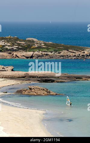 FRANKREICH.BRETAGNE. COTES D'ARMOR (22) TREGASTEL. DIE ROSAFARBENE GRANITKÜSTE.GREVE BLANCHE STRAND. (BILD NICHT VERFÜGBAR FÜR KALENDER ODER POSTKARTE) Stockfoto