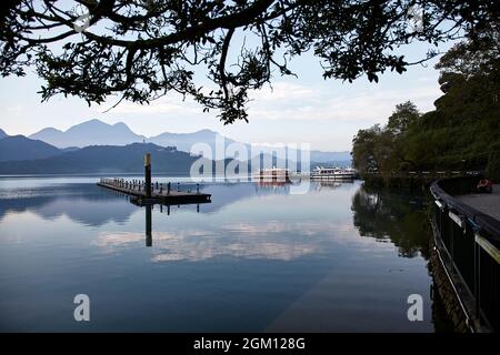 Blick auf den wunderschönen Sun Moon See in der Grafschaft Nantou in Taiwan. Stockfoto