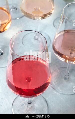 Roséwein verschiedener Schattierungen bei einer Verkostung in einem Weingut. Weinprobe. Elegante Weingläser Stockfoto