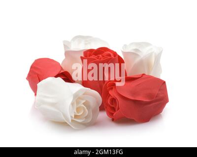 Gruppe von Rosenblüten aus Seife isoliert auf weiß Stockfoto