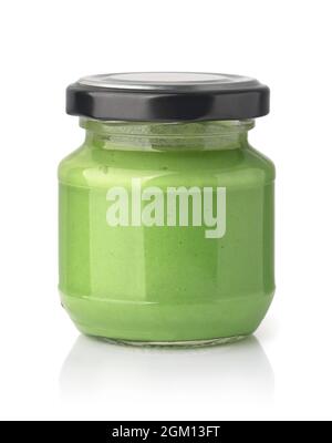 Glas mit Wasabi-Sauce auf Weiß isoliert Stockfoto