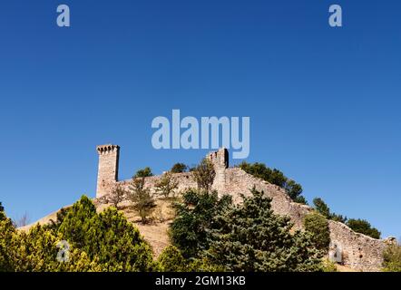 Assisi, Italien September , 5 , 2021, befestigte Mauern der Festung Rocca Maggiore, 1356 rekonstruiert, mittelalterliche Militärarchitektur Stockfoto