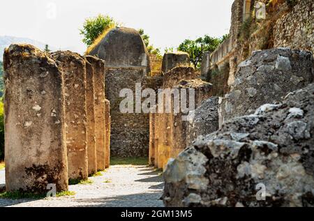 Überreste von Bastione San Sebastiano in Sermoneta, Zugangstür mit Säulen, auf denen Beplankung platziert wurde, schönes altes mittelalterliches ummauertes Dorf Stockfoto