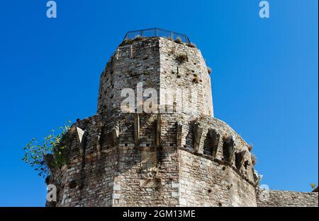Assisi, Italien, polygonaler Turm der Festung Rocca Maggiore rekonstruiert im Jahr 1356, mittelalterliche militärische Architektur Stockfoto