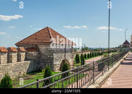 Bender, Moldawien 06.09.2021. Alexander Nevsky Park und Tighina Festung in Bender, Transnistria oder Moldawien, an einem sonnigen Sommertag Stockfoto