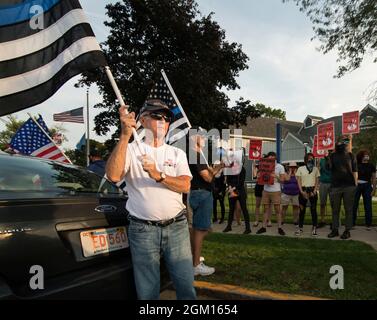 West Roxbury , Boston, Massachusetts, USA. September 2021. West Roxbury , Boston, Massachusetts, USA. September 2021. Polizeianhänger stehen am 15. September 2021 vor einer Polizeiwache in West Roxbury, Boston, Massachusetts, mit der Definanzierung der Polizeidemonstranten gegenüber. USA. Quelle: Chuck Nacke/Alamy Live News Stockfoto