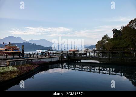 Blick auf den wunderschönen Sun Moon See in der Grafschaft Nantou in Taiwan. Stockfoto