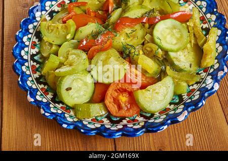 Turlu - türkische Ratatouille, Eintopf sind in der Regel Zucchinis, Auberginen, Zwiebeln, Okra, grüne Bohnen, Und Kartoffeln. Stockfoto