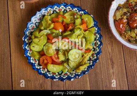 Turlu - türkische Ratatouille, Eintopf sind in der Regel Zucchinis, Auberginen, Zwiebeln, Okra, grüne Bohnen, Und Kartoffeln. Stockfoto