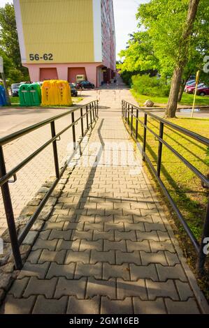 POZNAN, POLEN - 04. Feb 2016: Ein kleiner Pflasterpfad zwischen Metallbarrieren entlang eines Parks Stockfoto