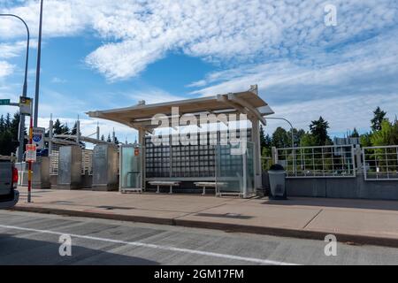 Kirkland, WA USA - ca. Juli 2021: Blick auf eine U-Bahn-Bushaltestelle entlang der Interstate 405 an einem sonnigen Tag. Stockfoto