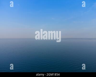 Blauer Horizont, wo der blaue Himmel und das blaue Meer zusammenlaufen Stockfoto
