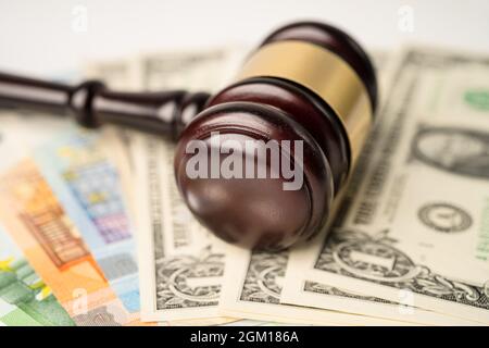 Gavel für Richteranwalt und US-Dollar mit EURO-Banknoten, Finanzierungskonzept. Stockfoto