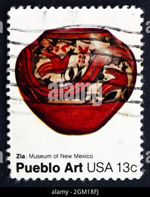 USA - UM 1977: Eine in den USA gedruckte Briefmarke zeigt Töpferei aus Zia, New Mexico, Pueblo Art, um 1977 Stockfoto