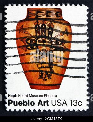 USA - UM 1977: Eine in den USA gedruckte Briefmarke zeigt Töpferei aus Hopi, Arizona, Pueblo Art, um 1977 Stockfoto