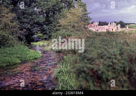 Castle Acre Priory am Fluss Nar Norfolk UK Stockfoto