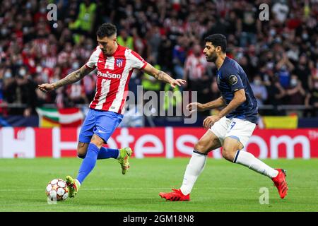 Jose Maria Gimenez von Atletico de Madrid und Mehdi Taremi von Porto in Aktion während des UEFA Champions League, Gruppe B, Fußballspiels zwischen Atletico de Madrid und FC Porto am 15. September 2021 im Wanda Metropolitano Stadion in Madrid, Spanien - Foto: IRH/DPPI/LiveMedia Stockfoto