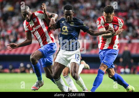 Geoffrey Kondogbia vom Atletico de Madrid, Zaidu Sanusi von Porto und Jose Maria Gimenez von Atletico de Madrid in Aktion während der UEFA Champions League, Gruppe B, Fußballspiel zwischen Atletico de Madrid und FC Porto im Wanda Metropolitano Stadion am 15. September 2021, in Madrid, Spanien - Foto: IRH/DPPI/LiveMedia Stockfoto