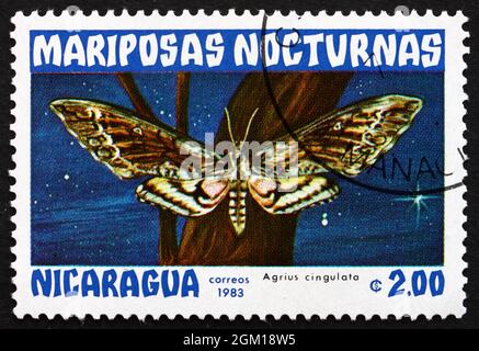 NICARAGUA - UM 1983: Eine in Nicaragua gedruckte Briefmarke zeigt Sweetpotato Hornworm, Agrius Cingulata, Nocturnal Moth, um 1983 Stockfoto