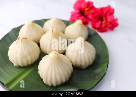 Gedämpft oder ukdiche Modak. Es ist ein traditionelles süßes Gericht aus Kokosnuss, Jaggery und trockenen Früchten, gefüllt in Reisteig. Angeboten an Lord Ganesha Stockfoto