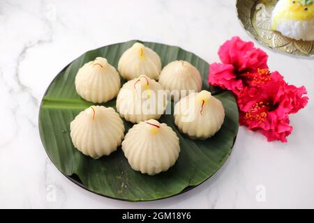 Gedämpft oder ukdiche Modak. Es ist ein traditionelles süßes Gericht aus Kokosnuss, Jaggery und trockenen Früchten, gefüllt in Reisteig. Angeboten an Lord Ganesha Stockfoto