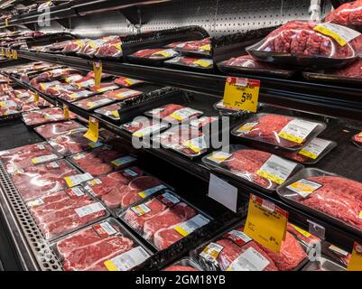 Woodinville WA USA - ca. September 2021: Abgewinkelte Ansicht der Kühlfleischsektion in einem Haggen-Lebensmittelgeschäft. Stockfoto