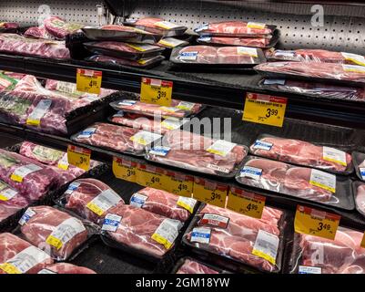 Woodinville WA USA - ca. September 2021: Abgewinkelte Ansicht der Kühlfleischsektion in einem Haggen-Lebensmittelgeschäft. Stockfoto