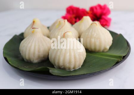 Gedämpft oder ukdiche Modak. Es ist ein traditionelles süßes Gericht aus Kokosnuss, Jaggery und trockenen Früchten, gefüllt in Reisteig. Angeboten an Lord Ganesha Stockfoto