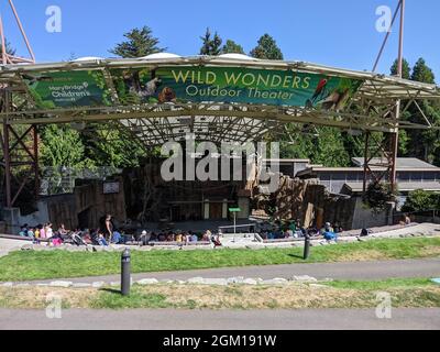 Tacoma, WA USA - ca. August 2021: Blick auf das Wild Wonders Outdoor Theater im Point Defiance Zoo, bevor eine Show beginnt Stockfoto