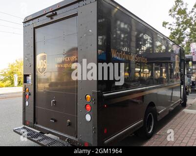Tacoma, WA USA - ca. August 2021: Blick auf einen braunen UPS-Lieferwagen, der an einer Straße in der Innenstadt geparkt ist. Stockfoto