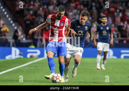 Yannick Carrasco von Atletico de Madrid und Otavio Edmilson da Silva von Porto in Aktion während des UEFA Champions League, Gruppe B, Fußballspiels zwischen Atletico de Madrid und FC Porto am 15. September 2021 im Wanda Metropolitano Stadion in Madrid, Spanien - Foto: IRH/DPPI/LiveMedia Stockfoto