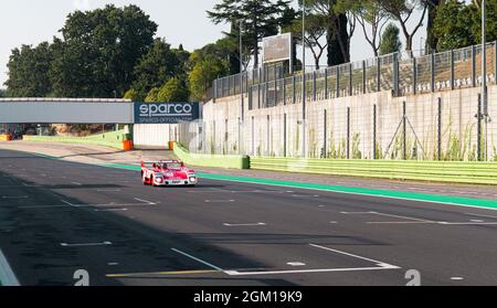 Italien, september 12 2021. Vallelungaklassiker. 70s Autos Lola T292 klassische Langstreckenrennen schnelle Action auf Asphalt gerade Strecke, kopieren Raum Stockfoto